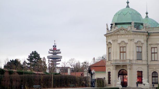 Barockes Schloss, großer Funkturm mit Logo "A1"