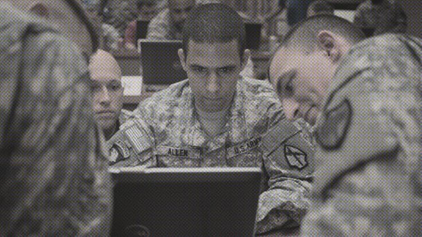 Drei Soldaten der US-Army um einen Laptop geschart