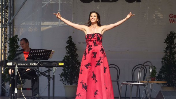 Sopranistin in rotem Kleid auf Bühne