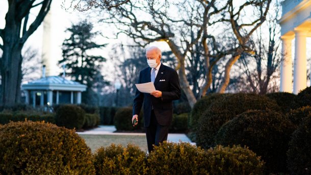 Joe Biden mit einem Manuskript im Rosengarten des Weißen Hauses
