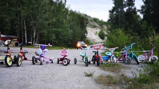 Eine Reihe Kinderfahrräder