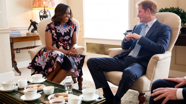 Michelle Obama, Prinz Henry, in cremweißen Armstühlen sitzend