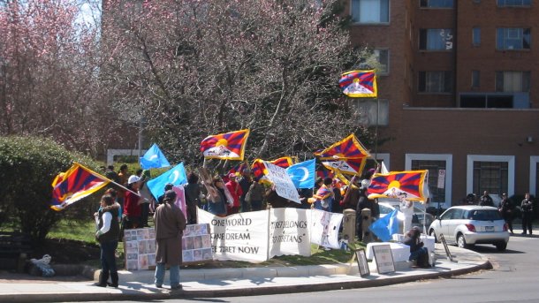 Demonstration mit Flaggen Tibets und der Uiguren