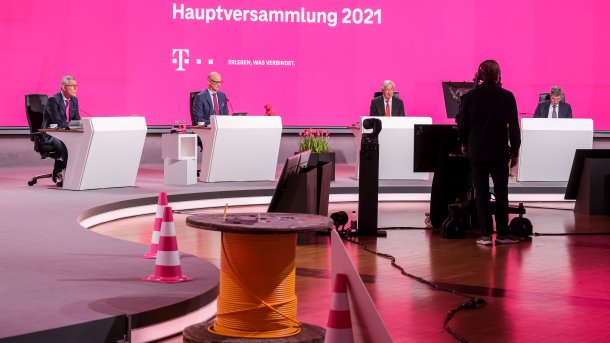 Virtuelle Hauptversammlung mit Glasfaser als Deko.