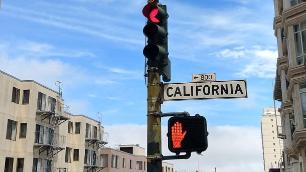Rote Ampel und rote Fußgängerampel an einer Kreuzung der California Street in San Francisco