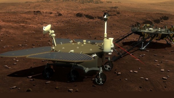 Darstellung Zhurongs mit aufgeklappten Solarzellen auf dem Marsboden