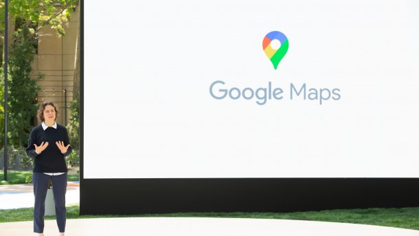 Liz Reid stellt auf der I/O die neuen Features von Google Maps vor.