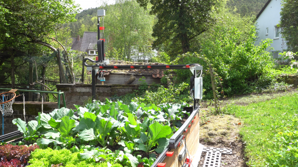 c't-FarmBot: Erste Ernte mit dem Gartenroboter