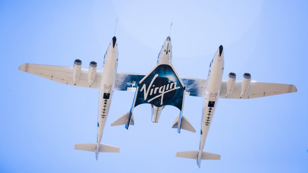 Virgin Galactiucs Trägerflugzeug WhiteKnightTwo samt Raumgleiter VSS Unity von unten fotografiert