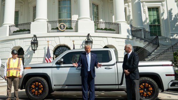 Donald Trump vor Pickup, dahinter das Weiße Haus