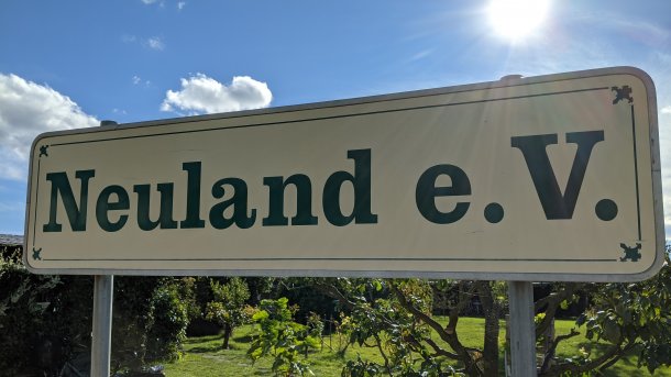 Kleingarten-Schild "Neuland e.V."