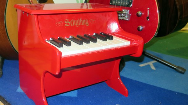 Winziges rotes Klavier