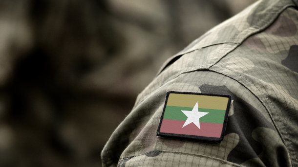 Schulter einer Militäruniform mit Flagge Myanmars