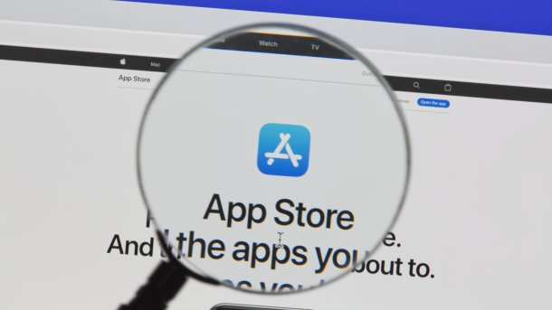 Apples App-Store-Logo und Schriftzug durch eine Lupe gesehen