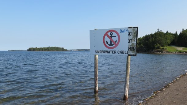 Warnung vor Kabeln am Strand
