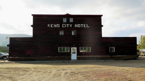 Holzgebäude mit Aufschrift "KENO CITY HOTEL"