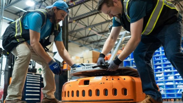 Amazon-Mitarbeiter mit Roboter