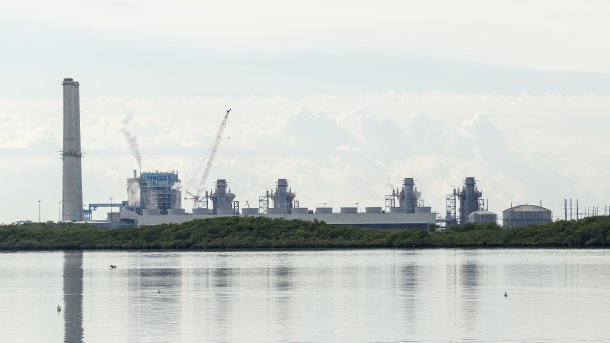 Rauchfänge und Türme eines Atomkraftwerks gesehen vom Wasser aus