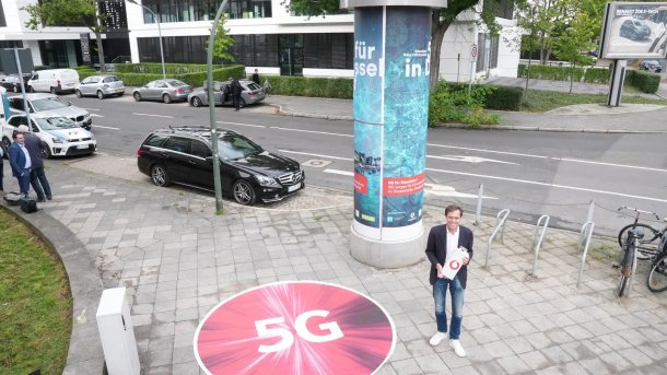 Vodafones Technik-Chef Gerhard Mack bei der Vorstellung von Deutschlands erster 5G-Litfaßsäule in Düsseldorf.