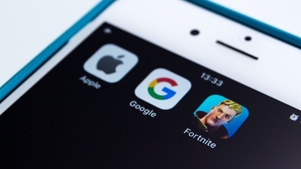 Icons von Apple-, Google- und Fortnite-Apps auf Handy-Bildschirm