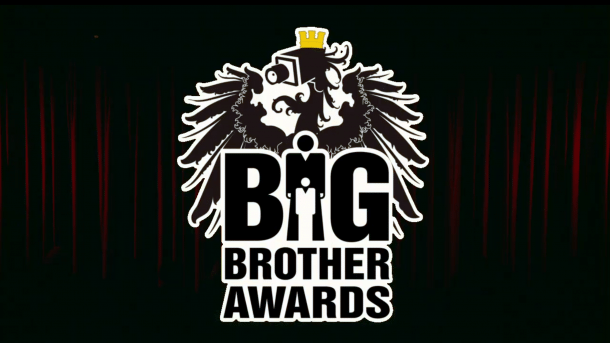 Logo der österreichischen Big Brother Awards, dahinter im Dunkeln roter Vorhang