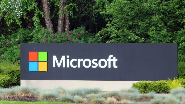 Schild "Microsoft" an Einfahrt zu Microsoft-Gelände