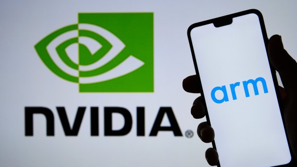 Handy mit ARM-Logo vor Nvidia-Schild