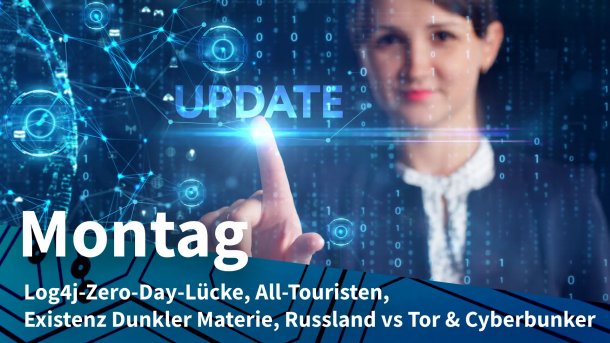 Frau hinter Display tippt auf Update