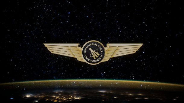 Die Auszeichnung der FAA (goldene Flügel mit Aufschrift Commercial Space Transportation) schwebt im Nachthimmel