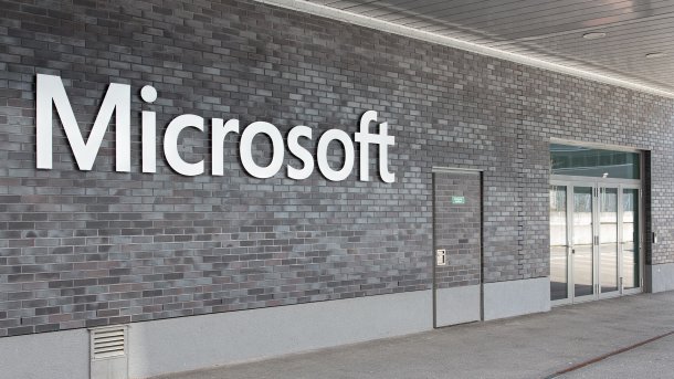 Schriftzug "Microsoft" an Gebäude