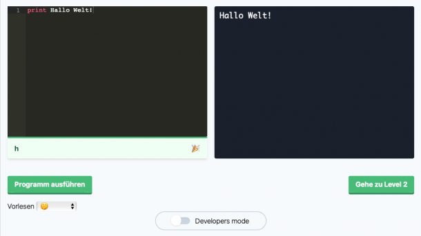 Ansicht der Programmierumgebung von Hedy: Links ein schwarzes Fenster mit der Schrift "1 print Hallo Welt", rechts ein schwarzes Fenster mit der Aufschrift "Hallo Welt" Darunter zwei grüne Buttons: "Programm ausführen" und "Gehe zu Level 2"