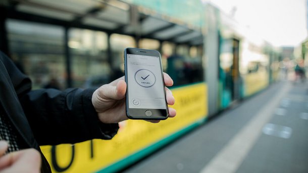 Beim Rhein-Main-Verkehrsverbund kann man sich per App einchecken – einer von vielen Ansätzen, die öffentlichen Verkehrsmittel benutzerfreundlicher zu machen. , Foto: RMV/Christof Mattes