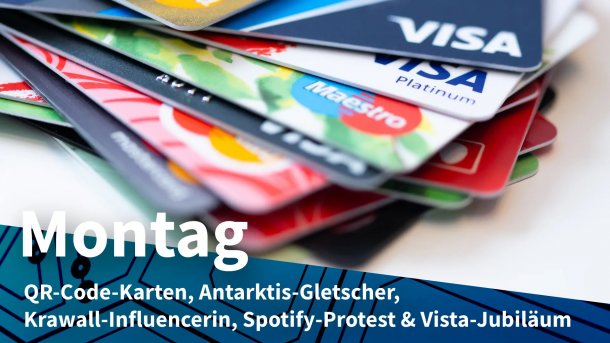 Ein ungeordneter Stapel mit Kreditkarten und Girokarten von verschiedenen Zahlungsdienstleistern wie Mastercard oder Visa.