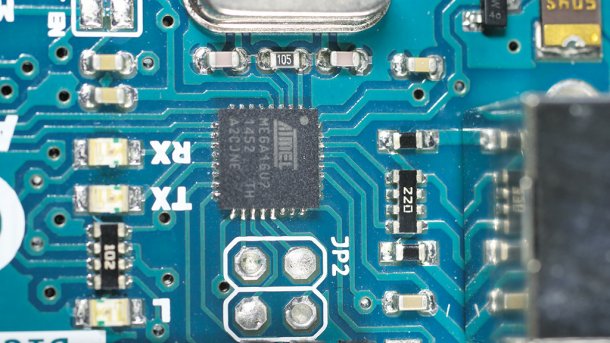 Nahaufnahme eines Arduino-Boards, in der Bildmitte ist der ATmega16U2 zu sehen.