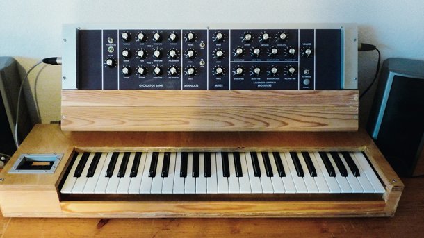Synthesizer und Klaviatur mit Holzgehäuse.