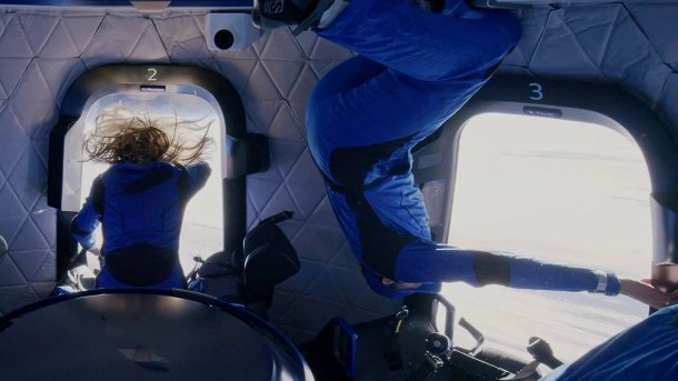 Blue-Origin-Kapsel mit Weltraumtouristen in der Schwerelosigkeit