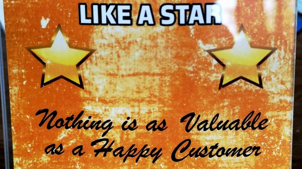 Schild "Nothing is as valuabe as a Happy Customer", darüber zwei Sterne une der Text "Like a Star"