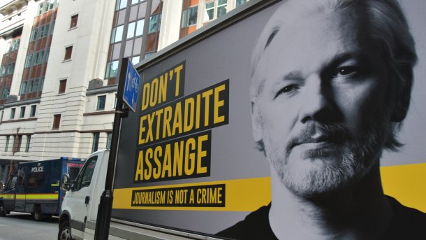 Plakat auf Lastwagen: "Don't Extradite Assange" mit Schwarz-Weiß-Foto des Angeklagten