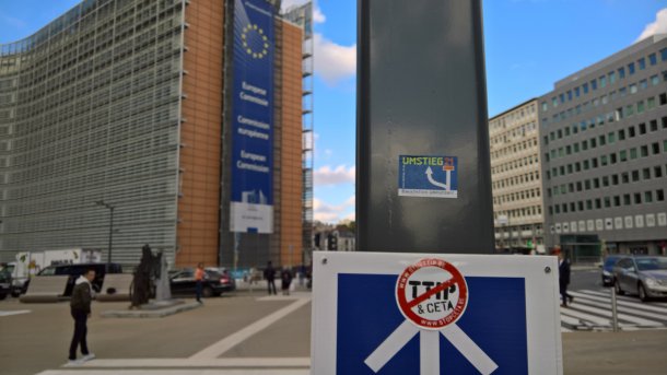 EU Kommission Brüssel mit Anti-TTIP-Aufkleber im Vordergrund
