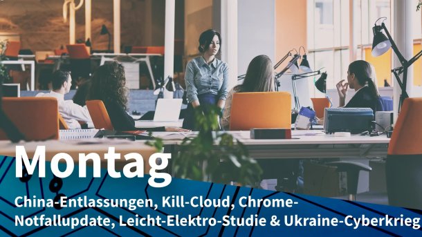 Mitarbeiter im Büro besprechen sich am Arbeitsplatz