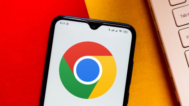 Chrome-Logo auf Handybildschirm