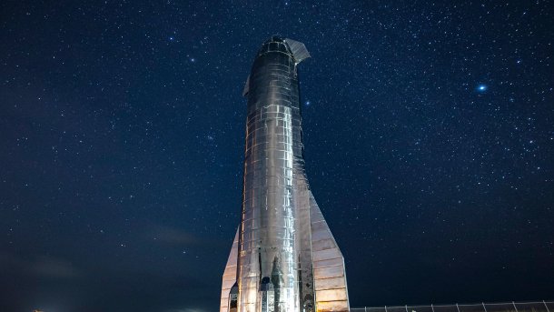 Geparktes Starship vor Sternenhimmel