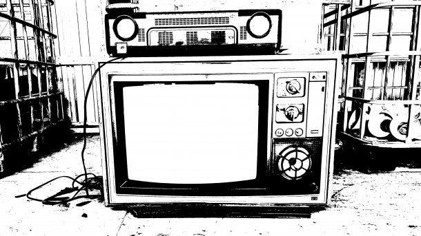 Schwarz-Weiß-Bild eines großen Röhrenfernsehers