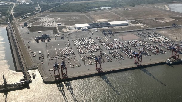 Blick auf den Containerhafen JadeWeserPort in Wilhelmshaven