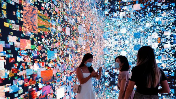 Hier zu sehen sind Besucher der immersiven Kunstinstallation "Machine Hallucinations – Space: Metaverse" des Medienkünstlers Refik Anadol in Hongkong. Das Metaverse soll die physische und die digitale Welt vereinen, wie diese Installation symbolisch zeigt., REUTERS/Tyrone Siu