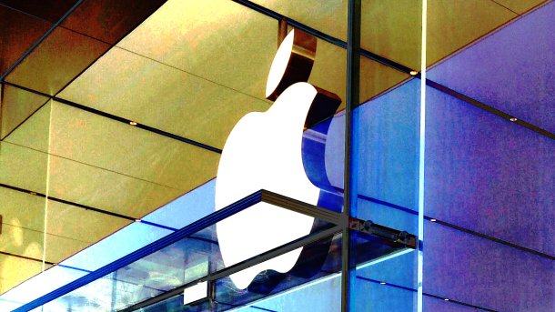 Das Apple-Logo über einer gläsernen Etagere 