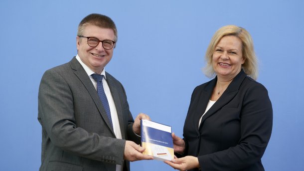 BfV-Präsident Thomas Haldenwang übergibt den Verfassungsschutzbericht 2021 an Bundesinnenministerin Nancy Faeser.