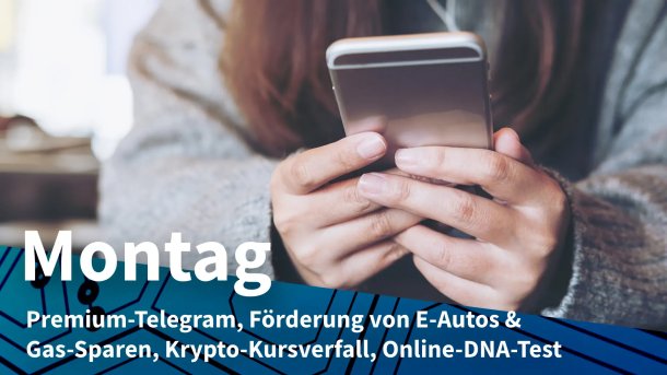 Frau hält Handy mit beiden Händen
