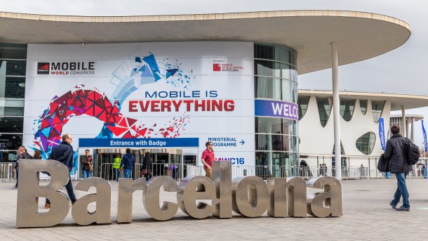 Außenansicht des Haupteingangs zum Messegelände der Fira Barcelona beim Mobile World Congress 2019.