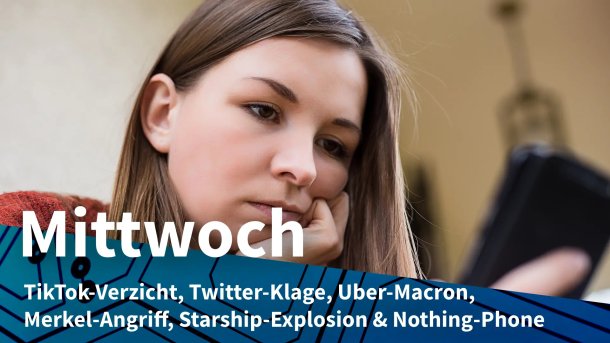 Frau betrachtet ihr Handy